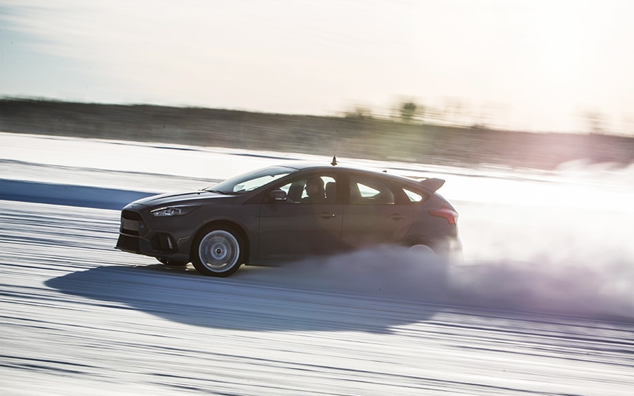 Ford Focus RS being driven in the snow