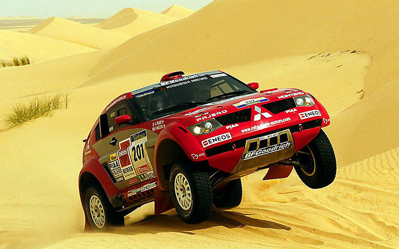 Stephane Peterhansel cresting a sand dune in the Mitsubishi Pajero in January 2004