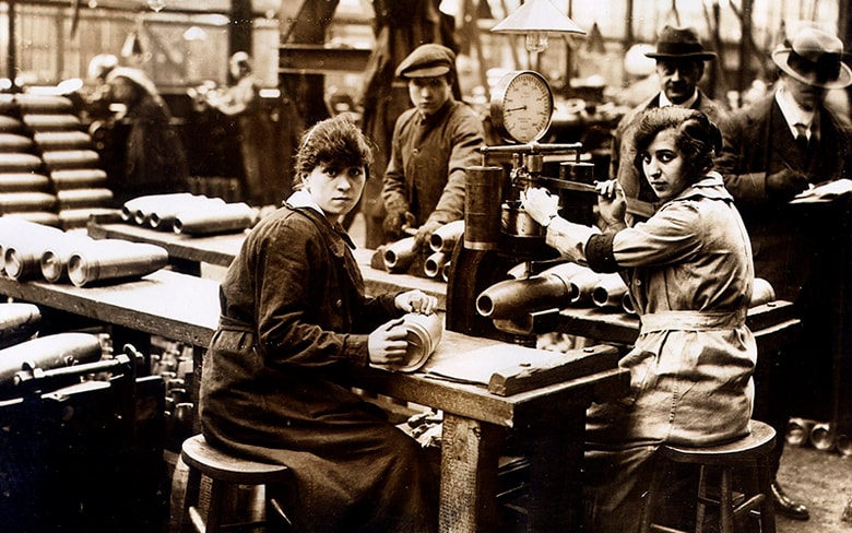 Women making munitions shells in 1918